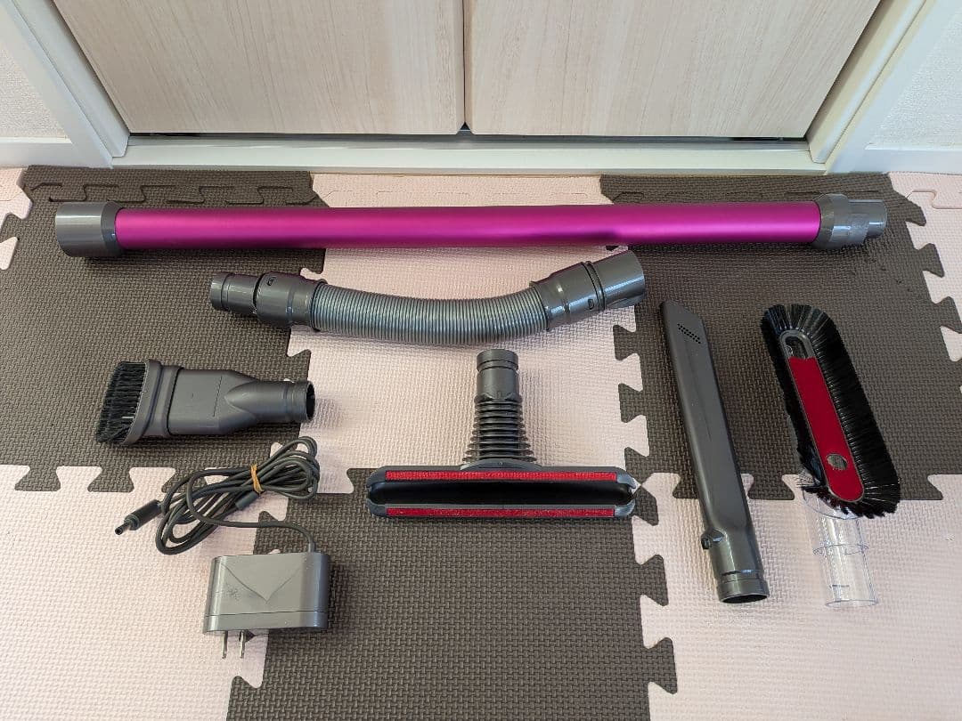 Dyson V6 コードレス掃除機　アタッチメント付