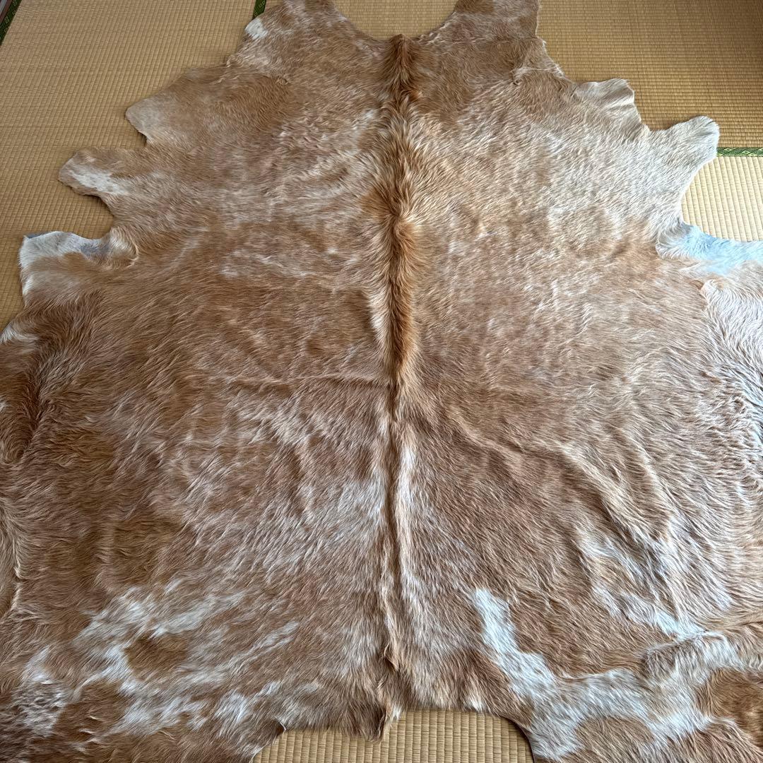 ベージュ牛革ラグ