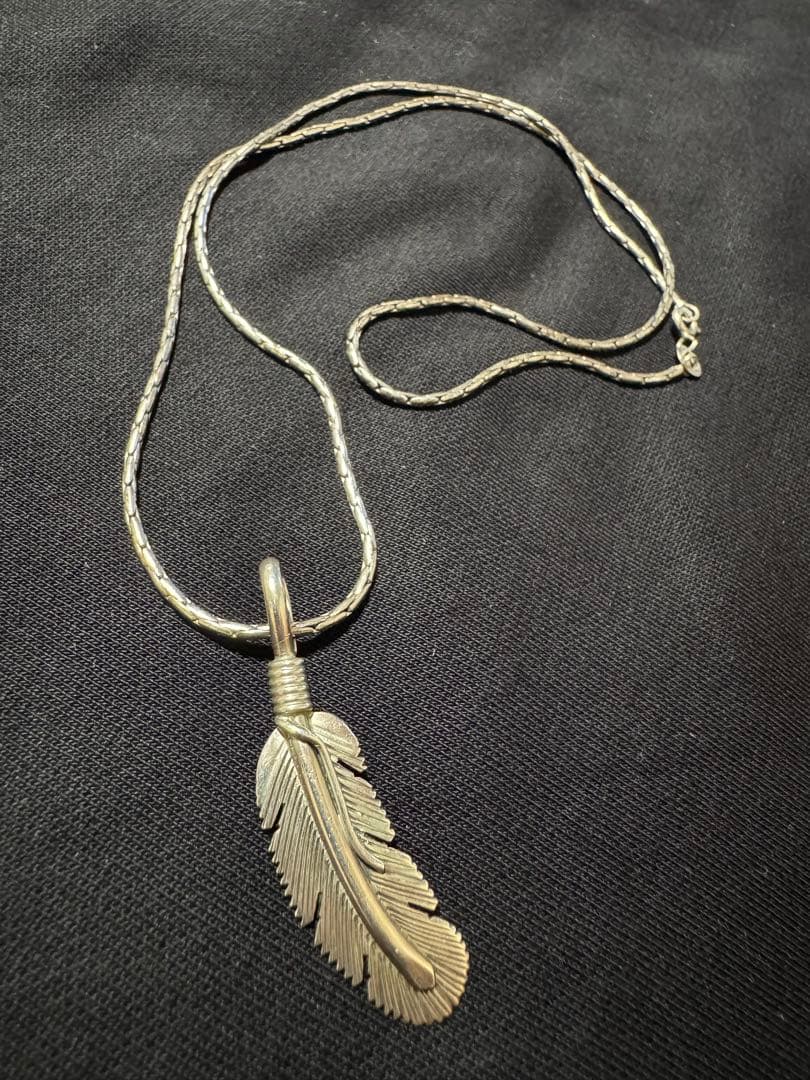 ハーヴィーメイス　フェザーペンダント