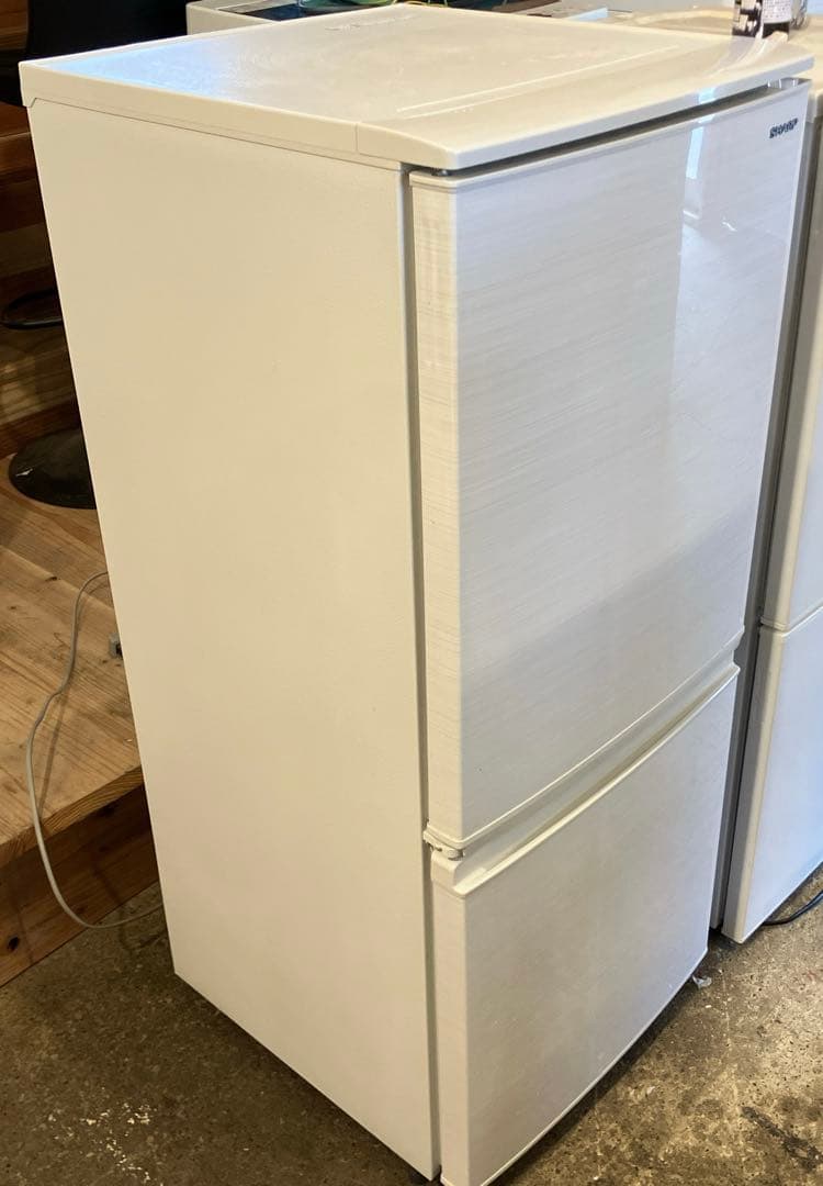 シャープ　2019年製　冷蔵庫　137L 一人暮らし