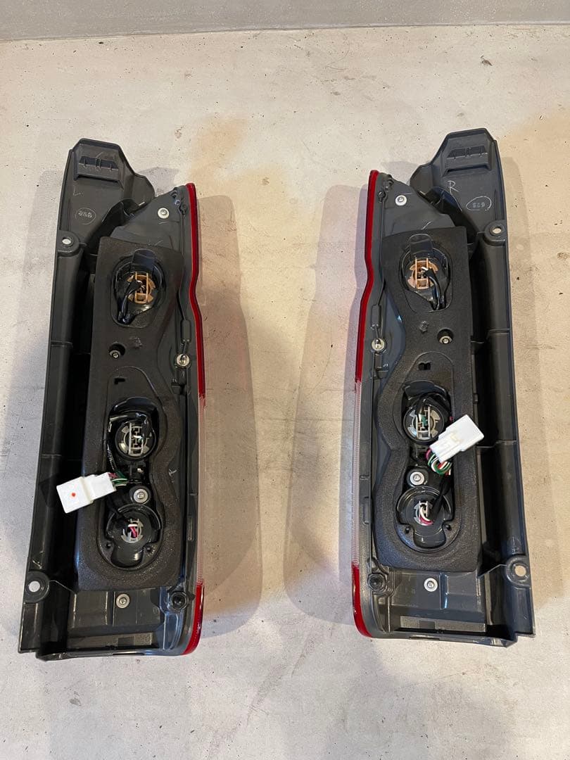 ハイエース 200系 4型 純正バックランプ テールランプ 左右