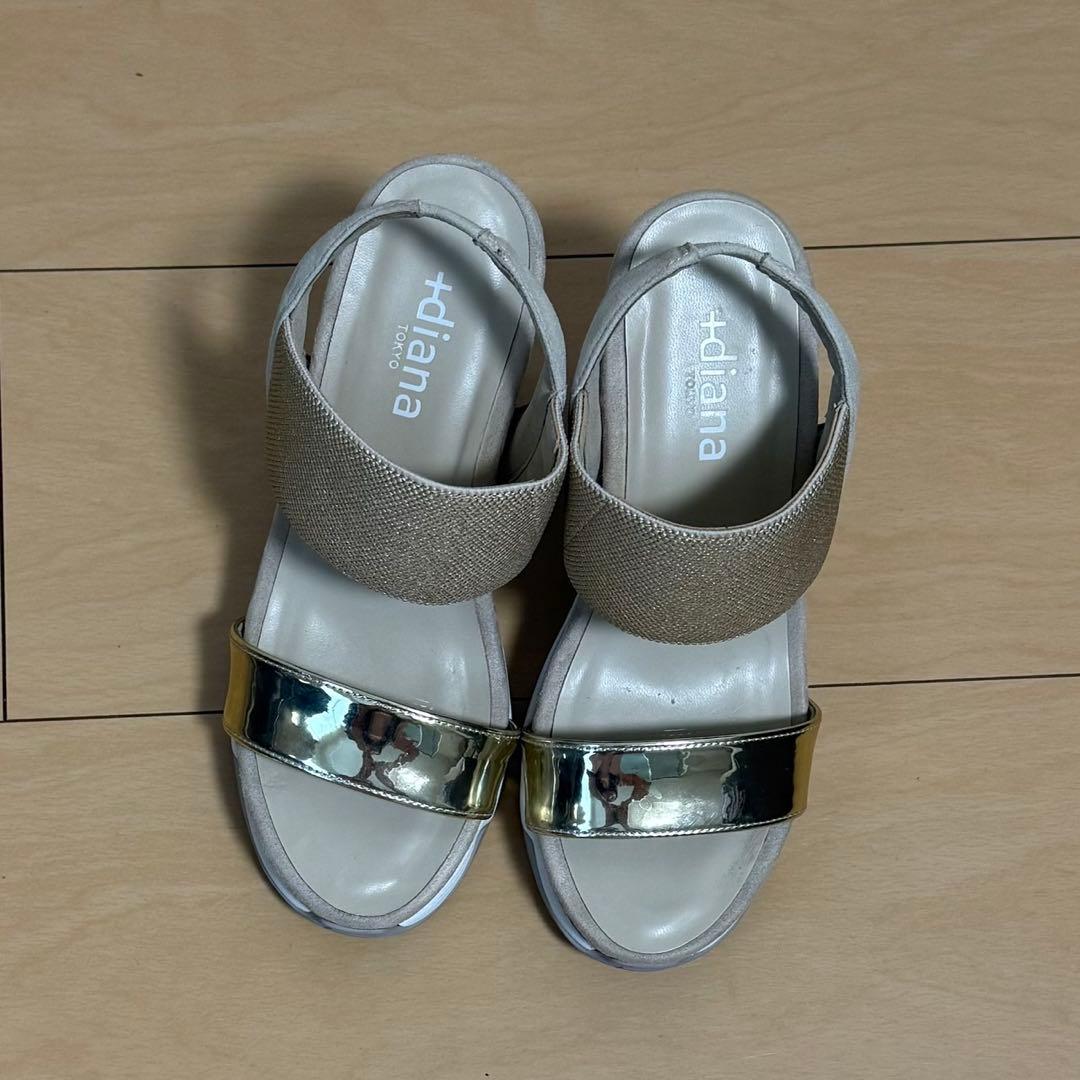 +diana プラスダイアナ　ハイウェッジ メタリックサンダル ゴールド