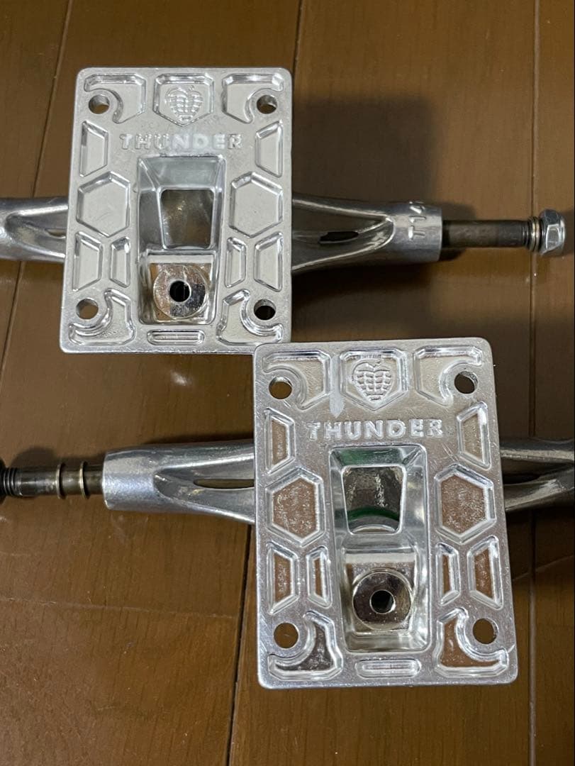 スケートボード THUNDER TRUCK HOLLOW LIGHTS 147inch