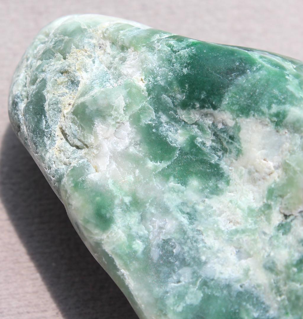 ［濃いめの緑］糸魚川翡翠 原石 131.5g