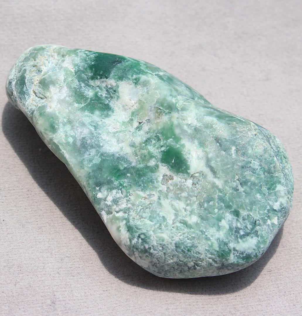 ［濃いめの緑］糸魚川翡翠 原石 131.5g