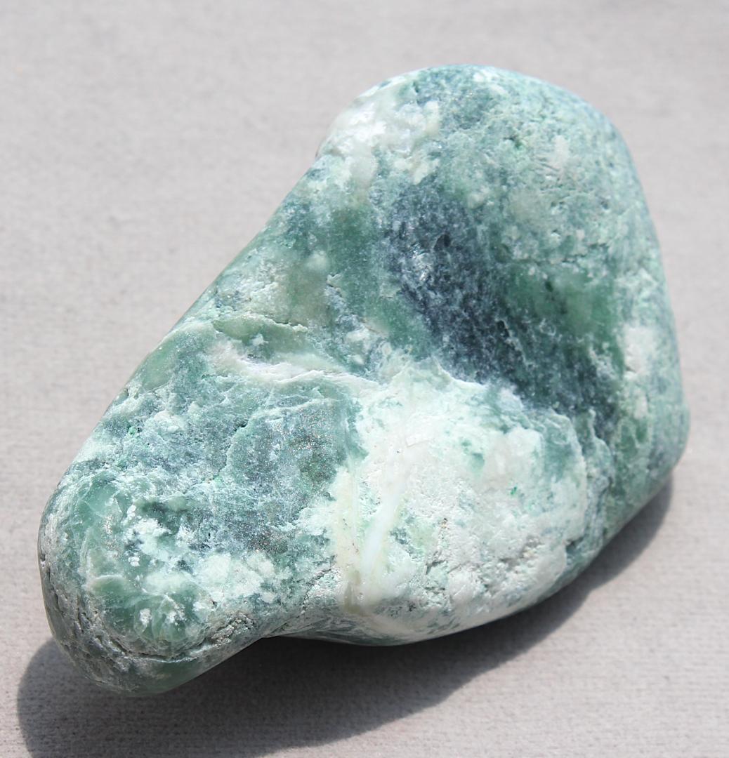 ［濃いめの緑］糸魚川翡翠 原石 131.5g