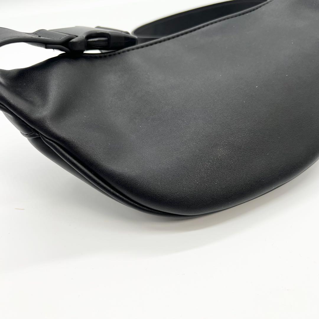 未使用級✨ディーゼル　ボディバッグ　HOLI-D　レザー　黒　Dロゴ　正規品