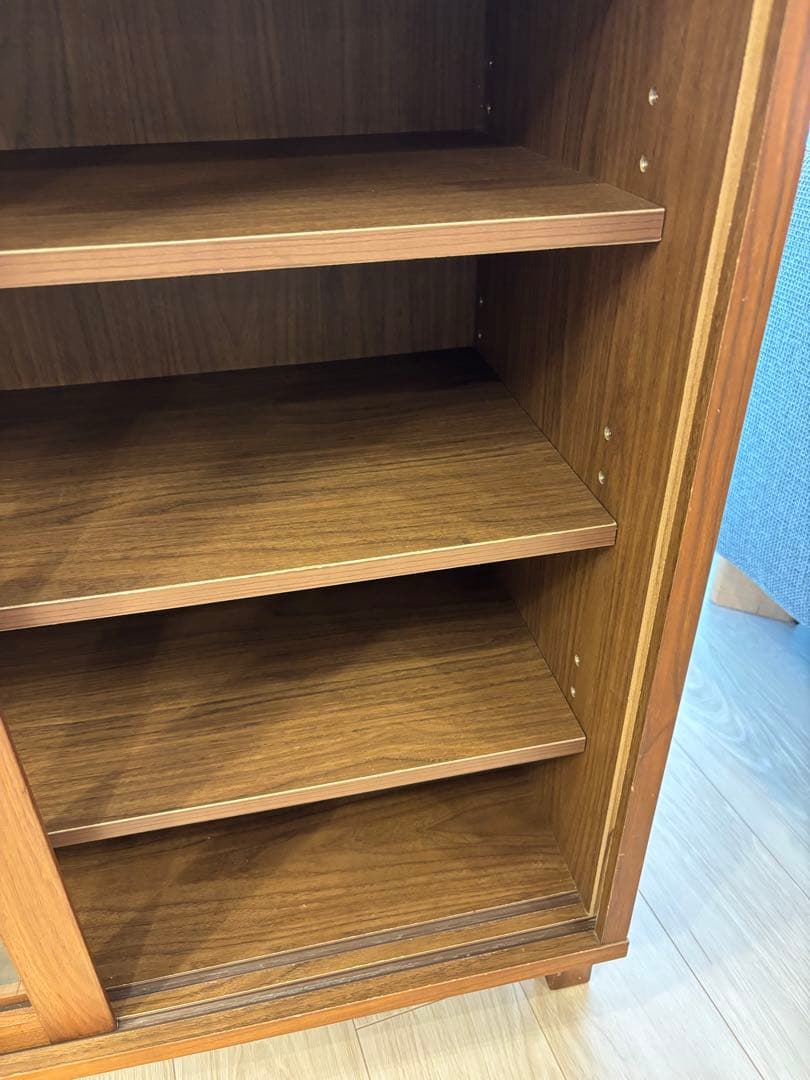 無印良品　脚付き　キャビネット　ガラス扉引戸タイプ