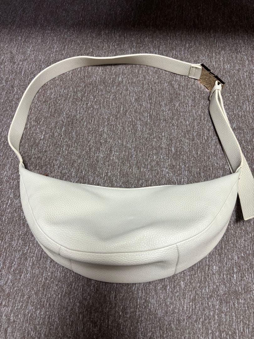 ★期間限定サマーセール価格★リヴドロワ カーブボディバック ホワイト