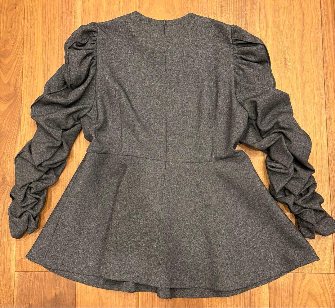 Heve シャーリングペプラムブラウス　チャコール