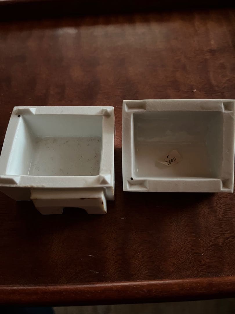 「内藤美弥子」作の白い陶芸の屋根家型の蓋小物収納筺　底にサインmｉ刻印あり