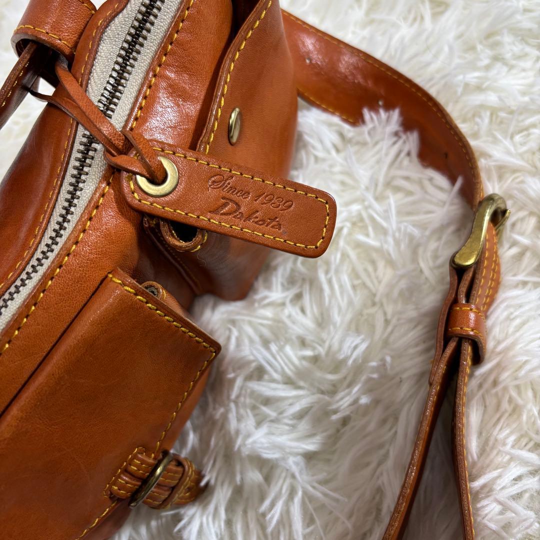 ダコタ ボディバッグ 斜め掛け 肩かけ ロゴ型押し ヌメ革 ベルト ユニセックス