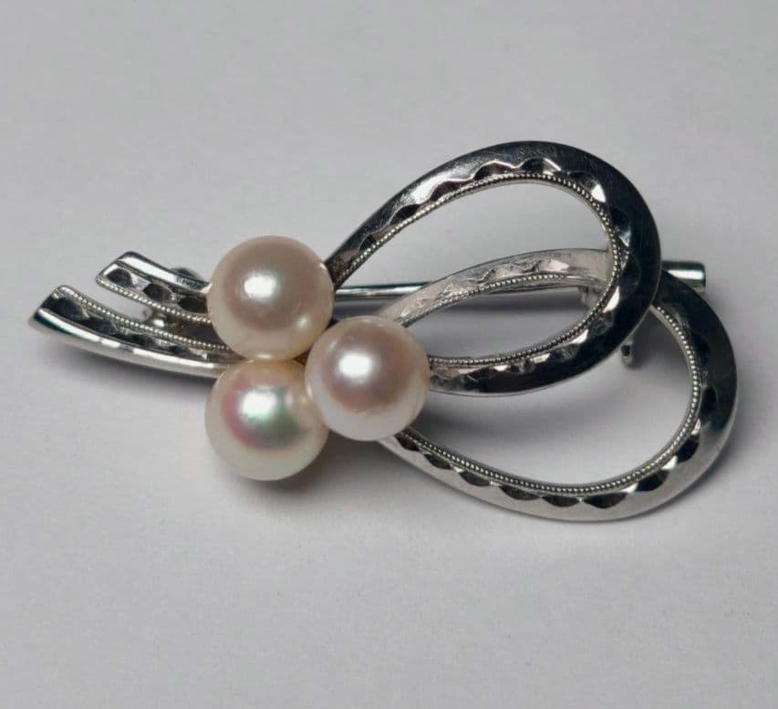 【美品 最高級】ミキモト ブローチ パール リボン 3珠 皇室御用達