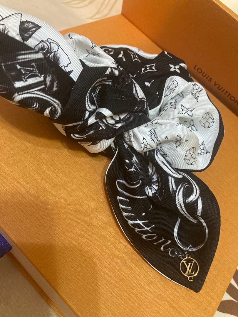 Louis Vuitton シュシュ　ブルーミングモノグラム　ルイヴィトン