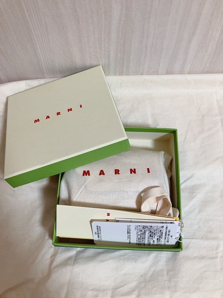 ほぼ未使用☆MARNIマルニ ロゴ　サフィアーノレザー 三つ折り財布 アイボリー