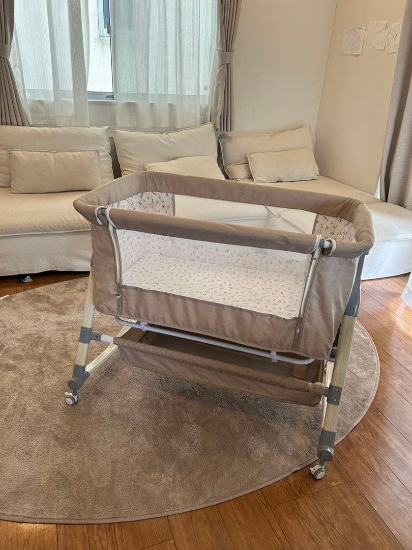 折りたためて添い寝できるベビーベッド