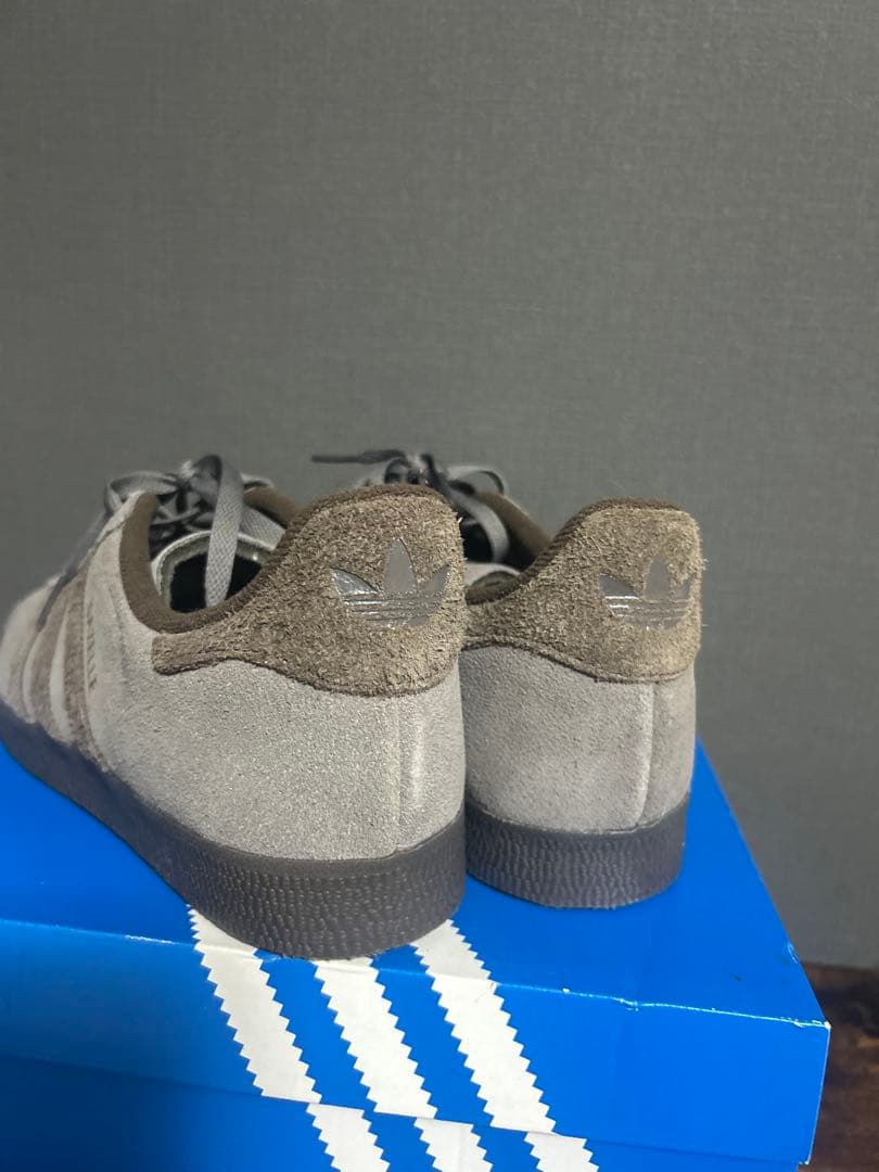 adidas gazelle ダークブラウン