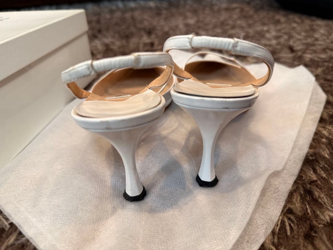 MANOLO BLAHNIK ホワイト スリングバック ハイヒール　ストラップ