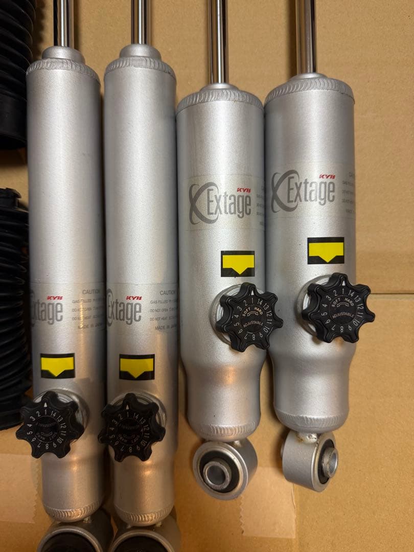 KYB カヤバ エクステージ ハイエース　4WD