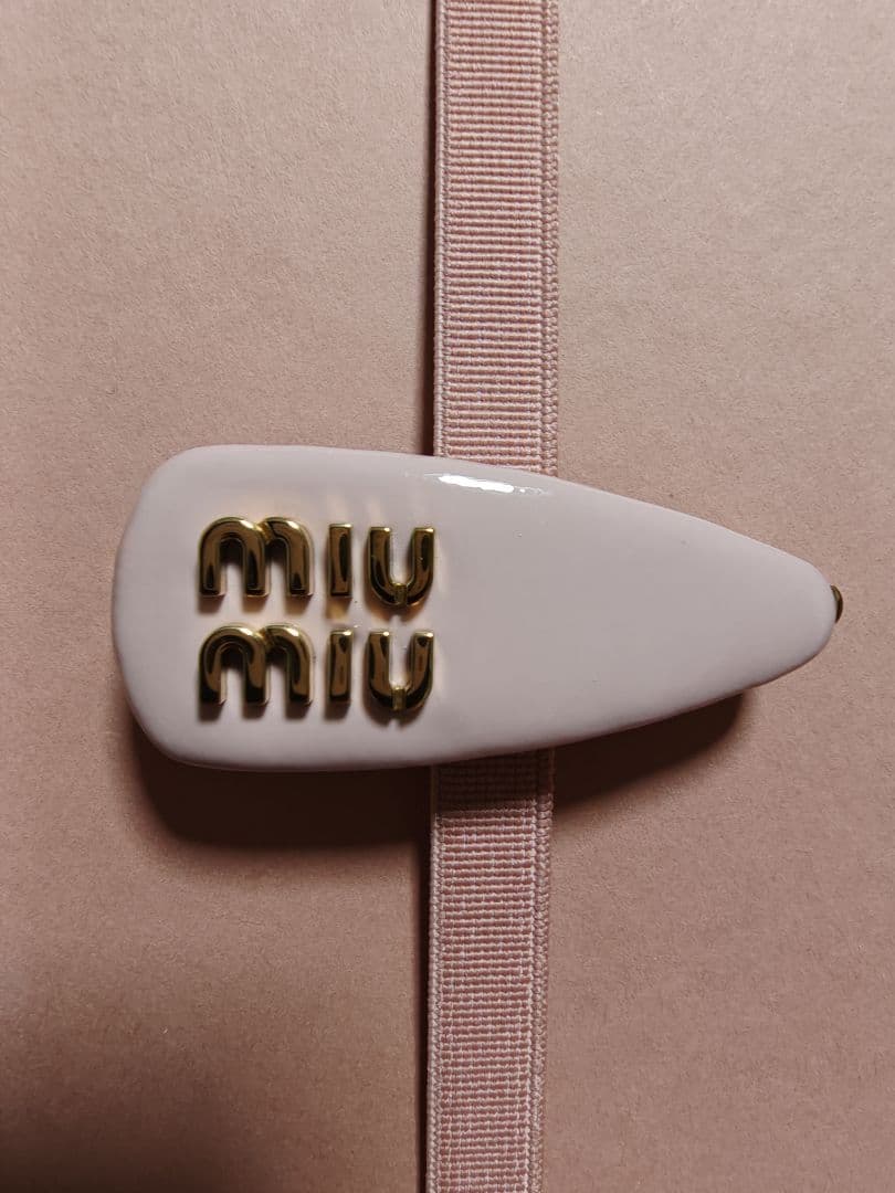 miu miu ヘアクリップ 羊革 バレッタ ピンクベージュ TWICE サナ