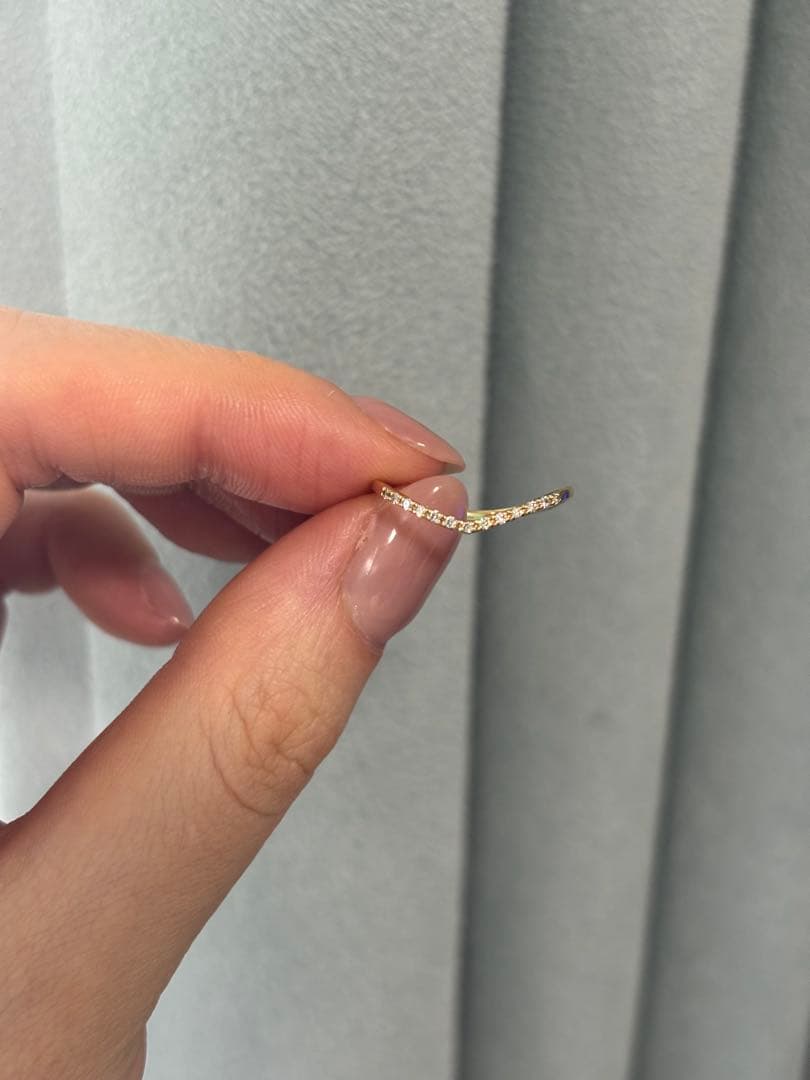 sui　ゴールド V字型 ストーン付きリング