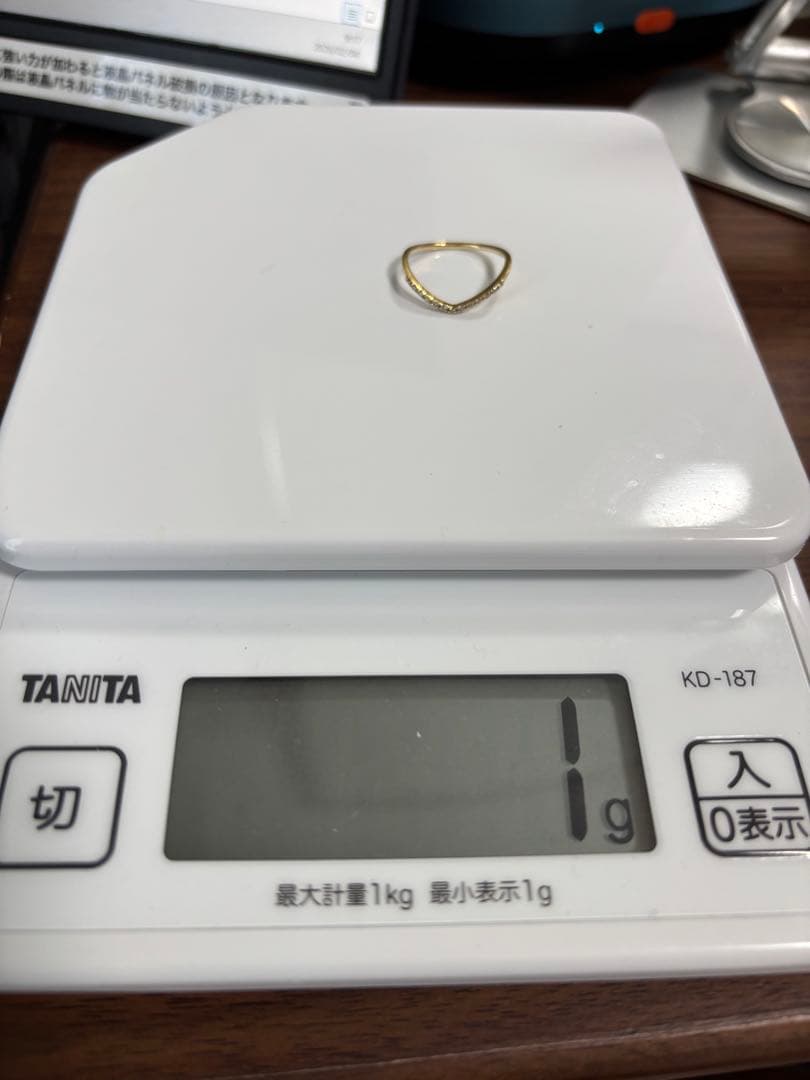 sui　ゴールド V字型 ストーン付きリング