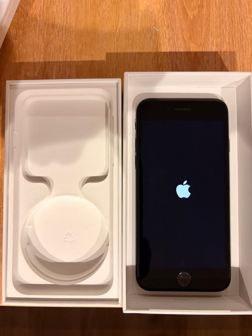 じゅん Apple iPhone SE 64GB 箱付き