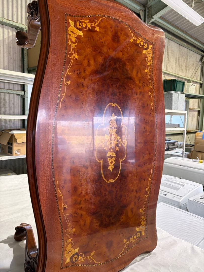 波形天板の木製テーブル