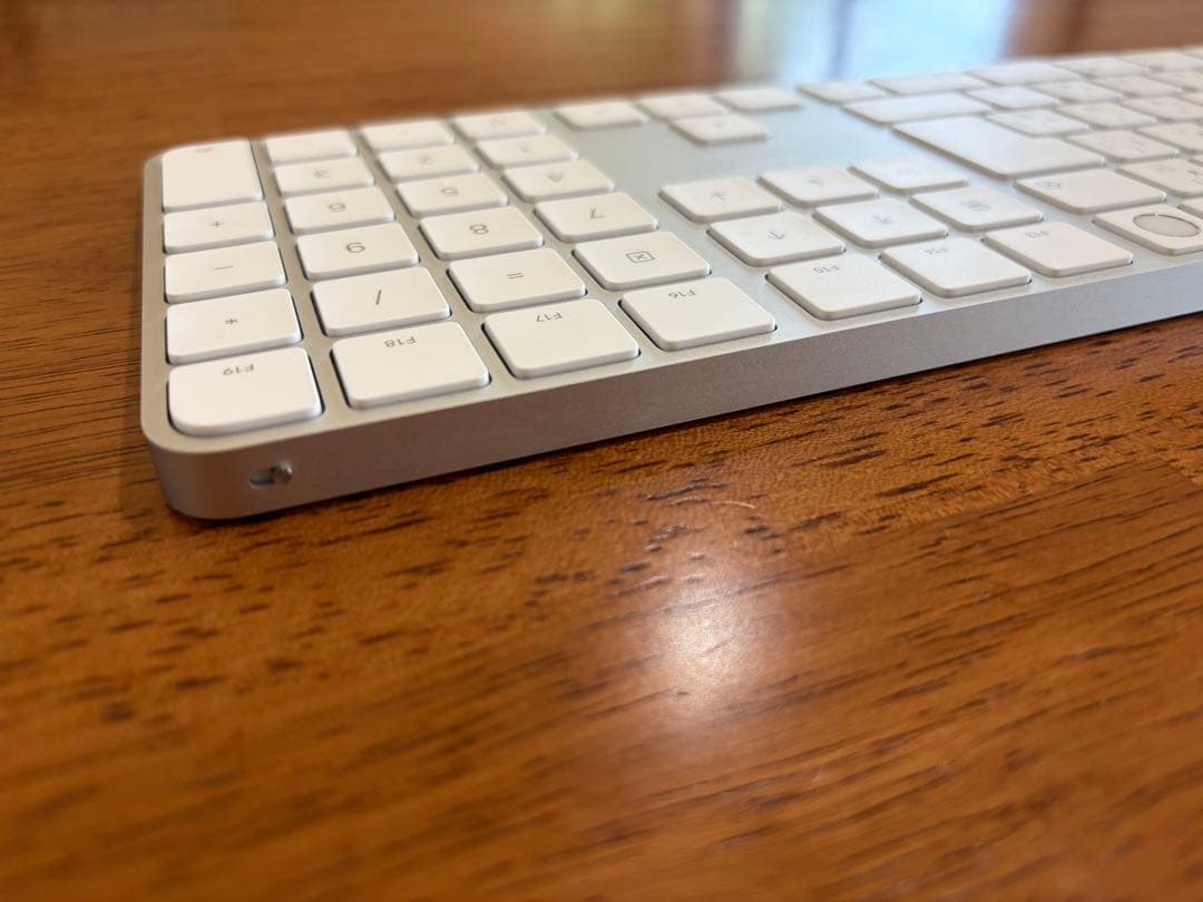 Touch ID搭載Magic Keyboard（テンキー付き、USB–C）-