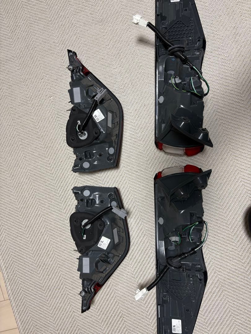 ティー　 60系ハリアー　純正テールランプ