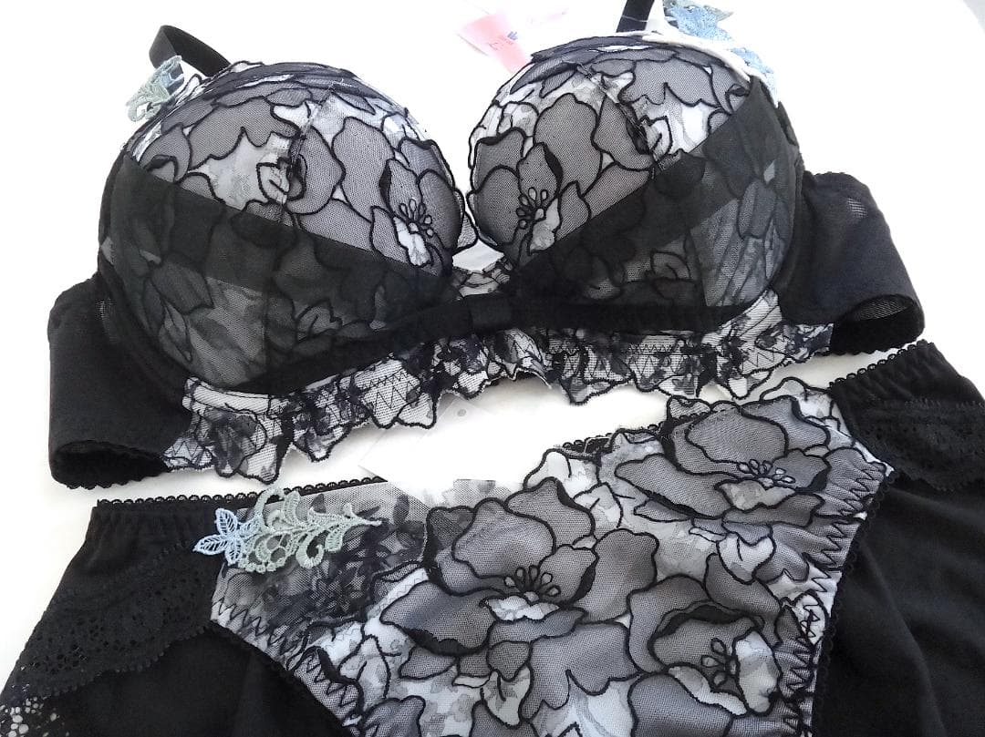 ワコール ルジェ ブラジャーD70 & ショーツM　黒白花柄