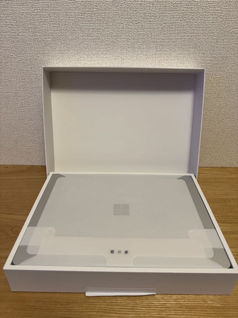 Surface Laptop 第7世代 ZGJ-00020 [プラチナ]