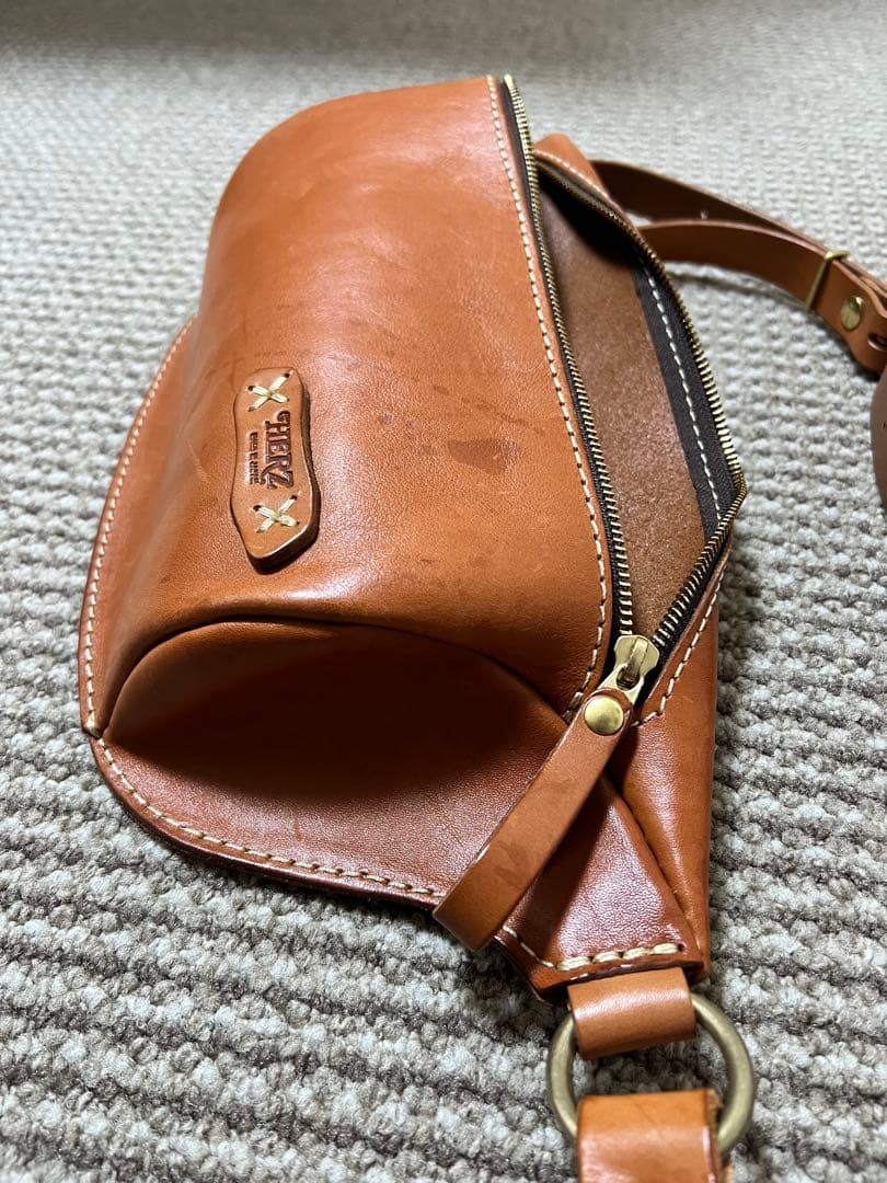 ヘルツ HERZ 立体マチ・ボディバッグ（F-5）キャメル