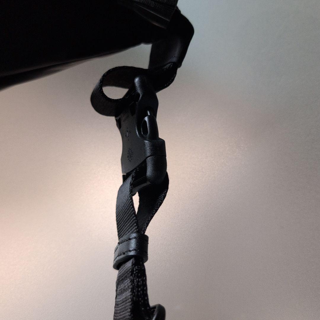 アニヤ・ハインドマーチ ブラック ボディバッグ