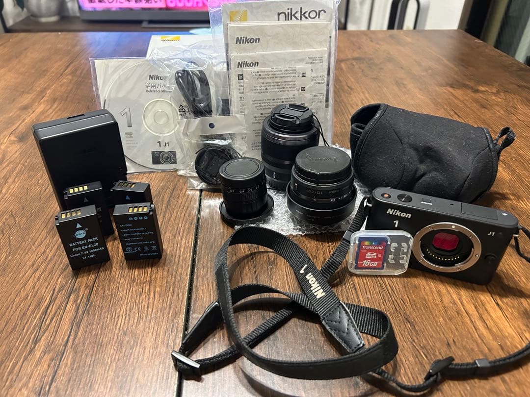 Nikon 1 J1 ミラーレスカメラ (SDカード付き）（値段交渉可能）