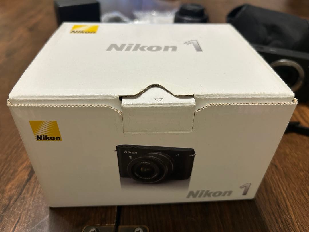 Nikon 1 J1 ミラーレスカメラ (SDカード付き）（値段交渉可能）