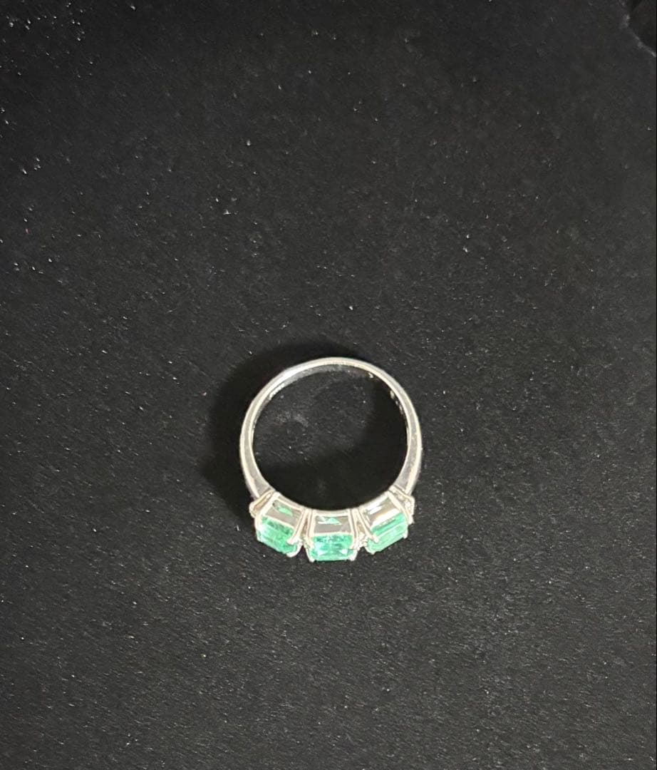 プラチナエメラルドリング