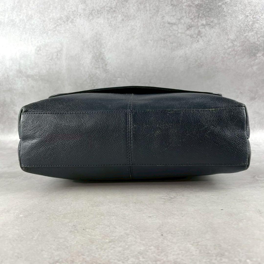 美品✨コーチ メッセンジャーバッグ レザー 本革 肩掛け 斜め掛け ロゴ型押し