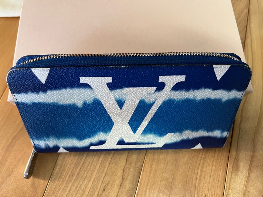 LVエスカル ジッピー ウォレット ブルー