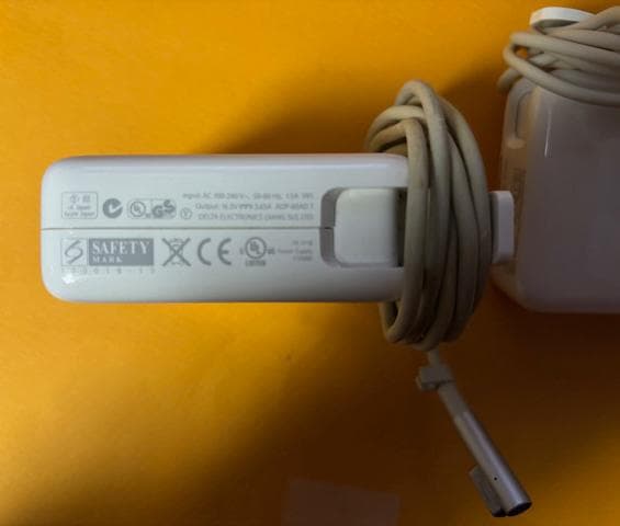 MacBook Pro 13インチ　　2010 シルバー　アダプター付き