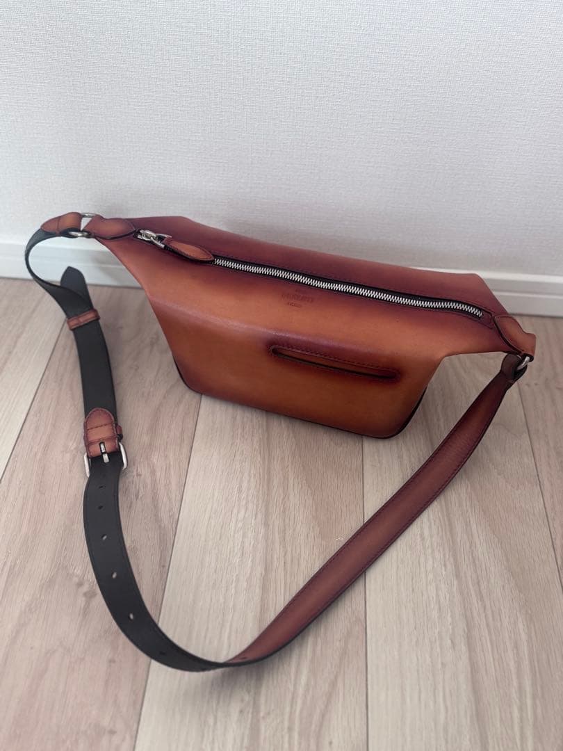 トゥジュール ソフト ジップ ホーボー XS メッセンジャー　ベルルッティ