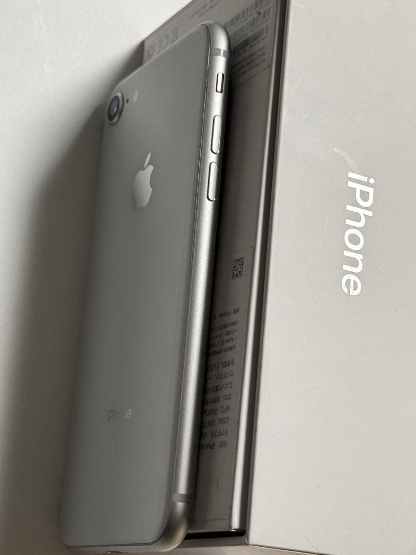 iPhone8 シルバー　本体　64gb 箱付き