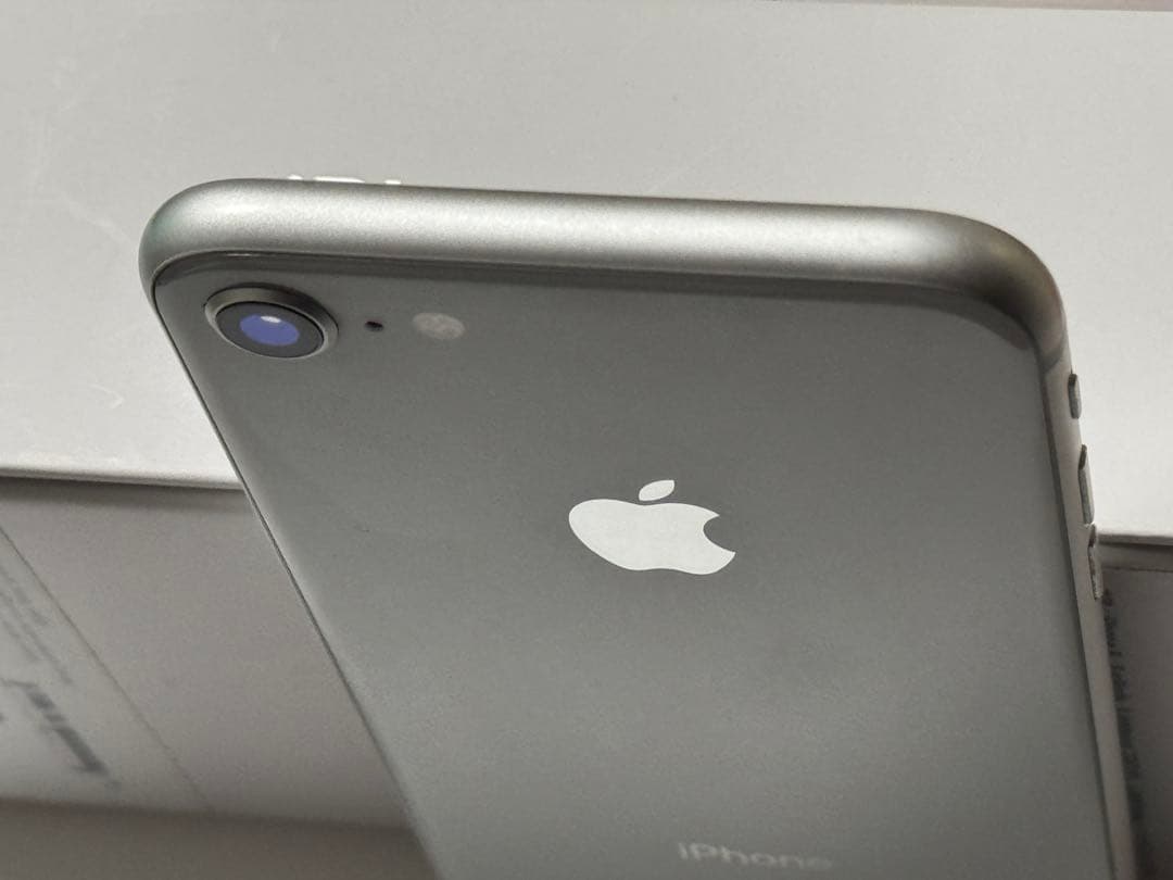 iPhone8 シルバー　本体　64gb 箱付き