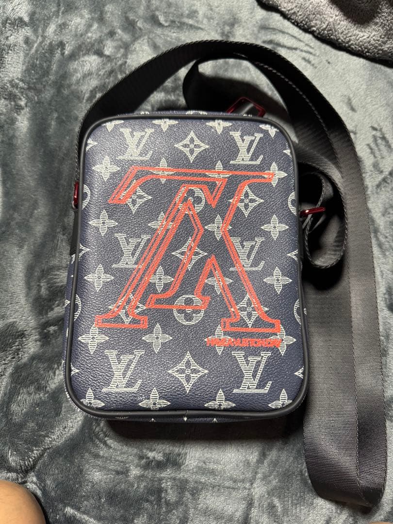 Louis Vuitton ショルダーバッグ ネイビー 1月12日月曜までの出品