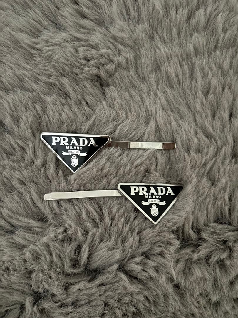 PRADA トライアングルヘアピン ブラック