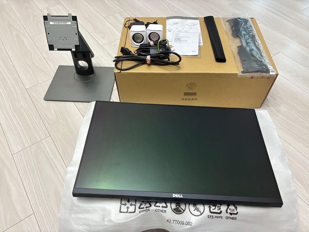 DELL ディスプレイ　P2418HT + BUFFALO スピーカー