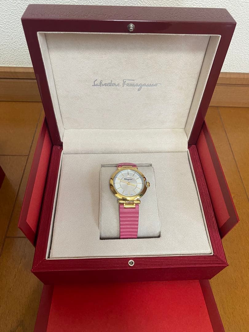 Ferragamo フェラガモ ダイヤ付きピンクベルト時計（変えベルト2本付き）