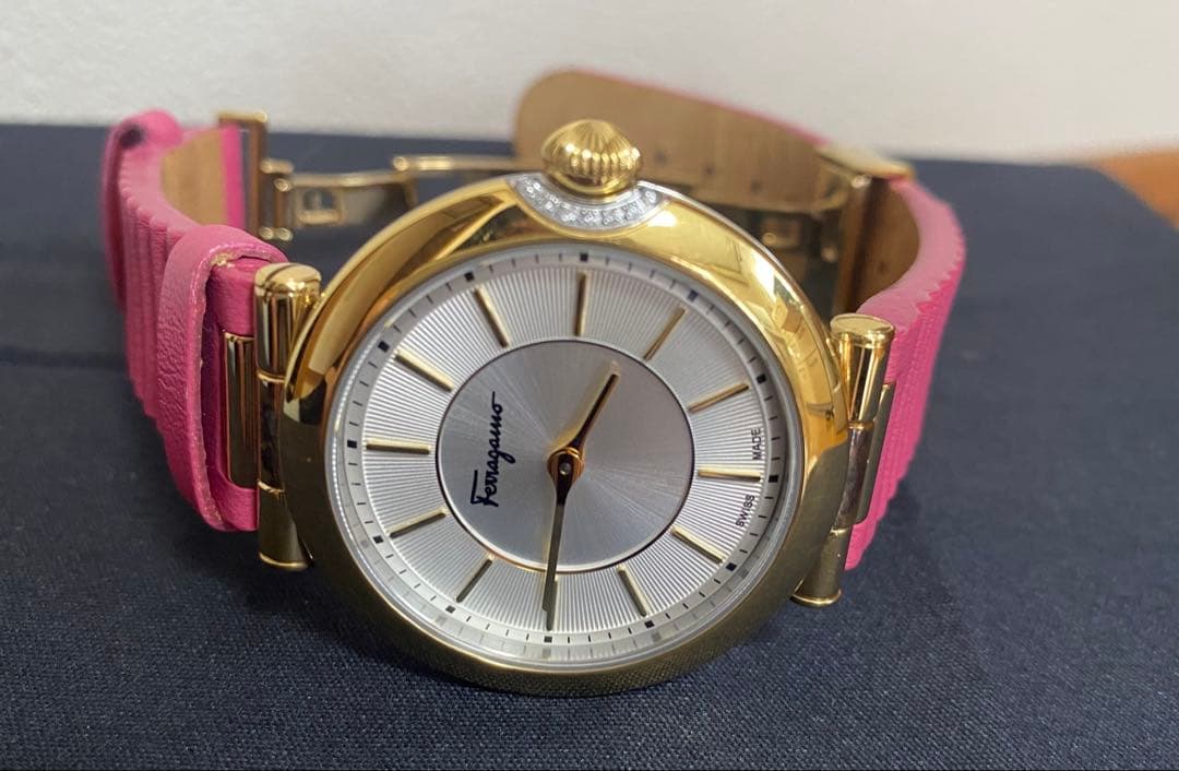 Ferragamo フェラガモ ダイヤ付きピンクベルト時計（変えベルト2本付き）