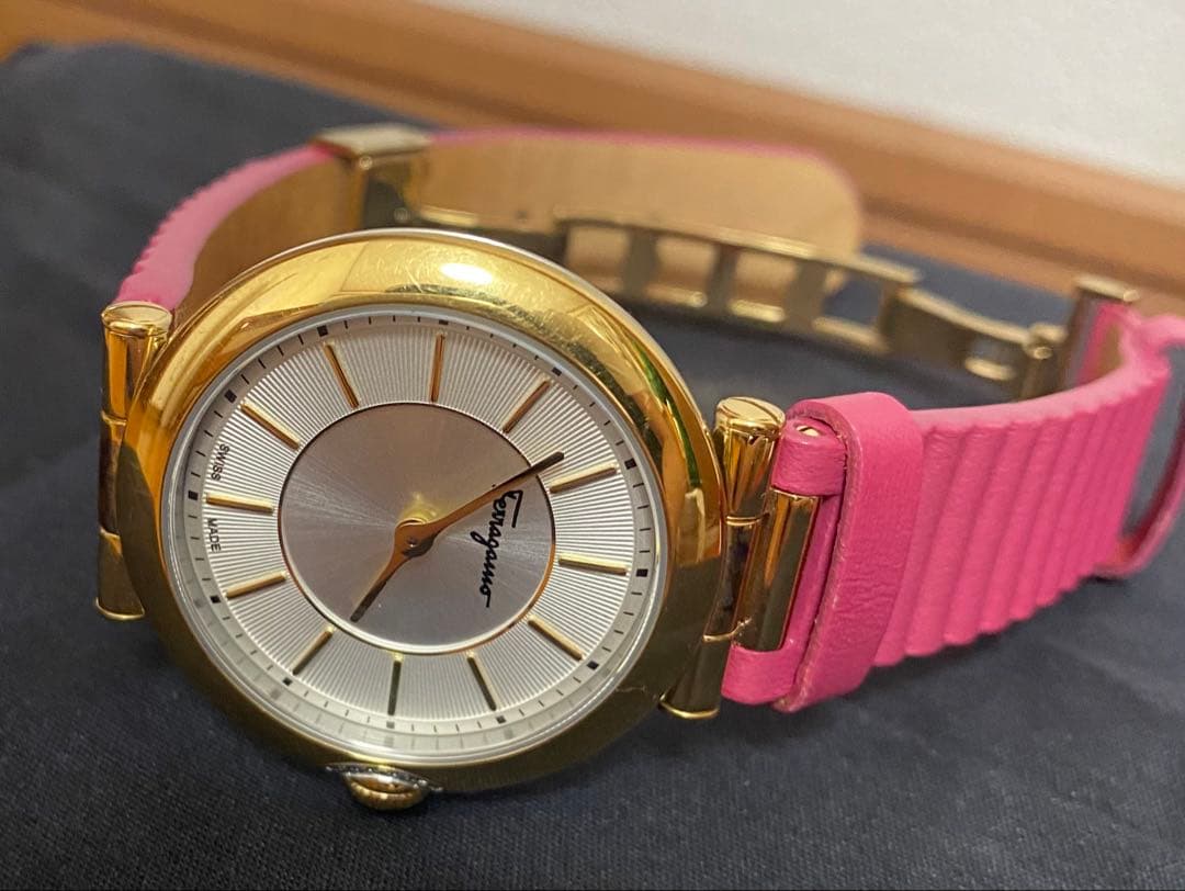 Ferragamo フェラガモ ダイヤ付きピンクベルト時計（変えベルト2本付き）