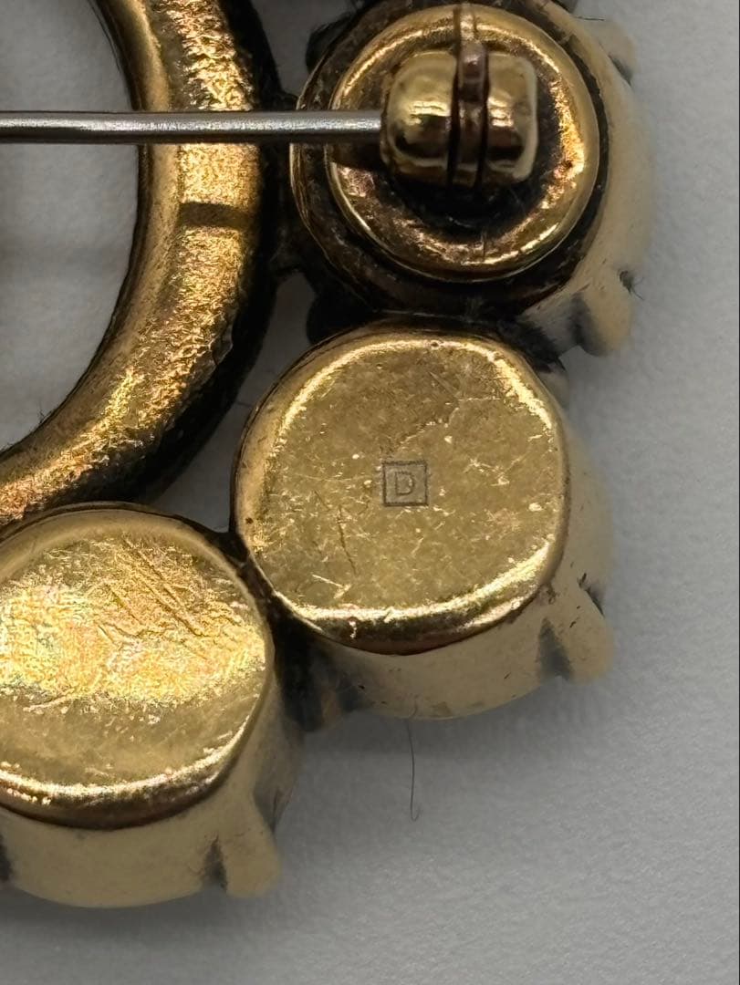 GUCCI グッチ ブローチ ダブルG クリスタル ラインストーン メタル GG